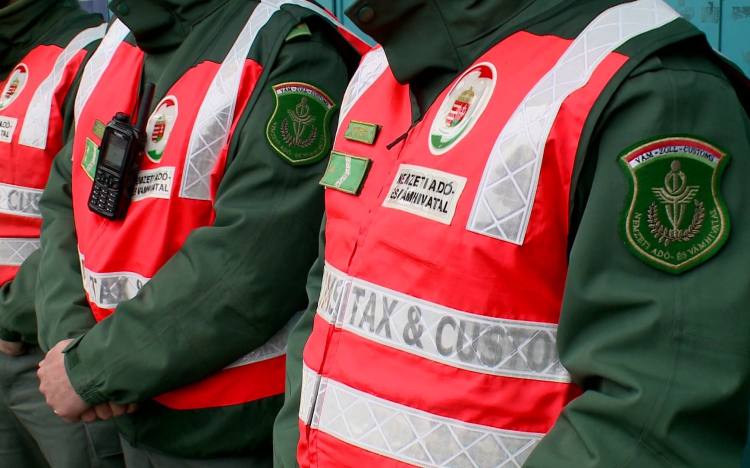 Hűtőtáskában lapult a csempészáru