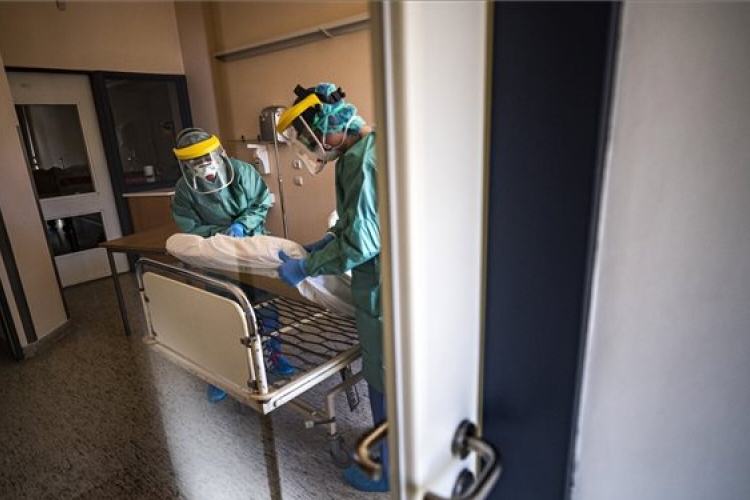Két kiemelt kórházba szállítják az új, súlyos koronavírusos betegeket