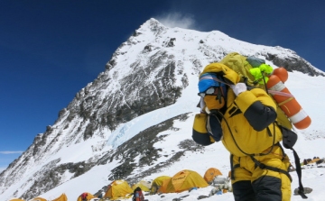 Holttesteket találtak a Mount Everesten