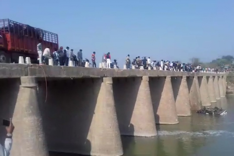 24 ember meghalt, amikor folyóba zuhant egy násznépet szállító busz Indiában