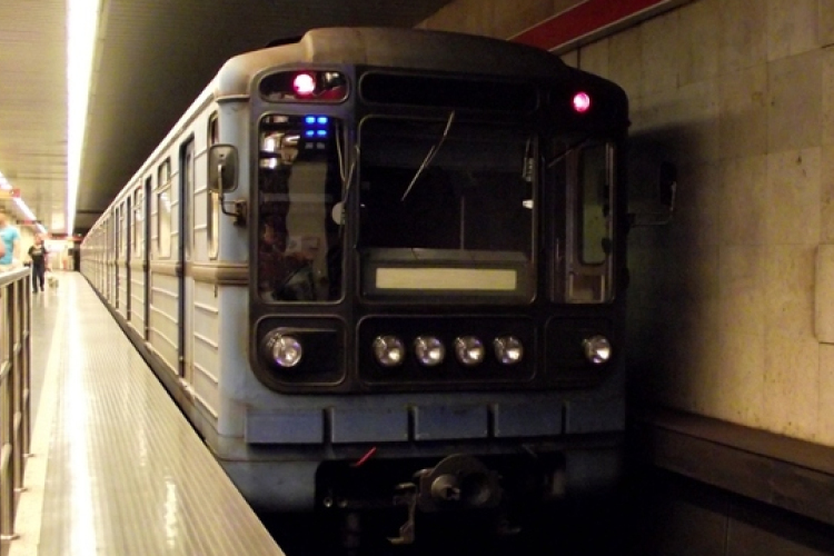 Beesett egy ember a metró alá, tűzoltók szedték ki