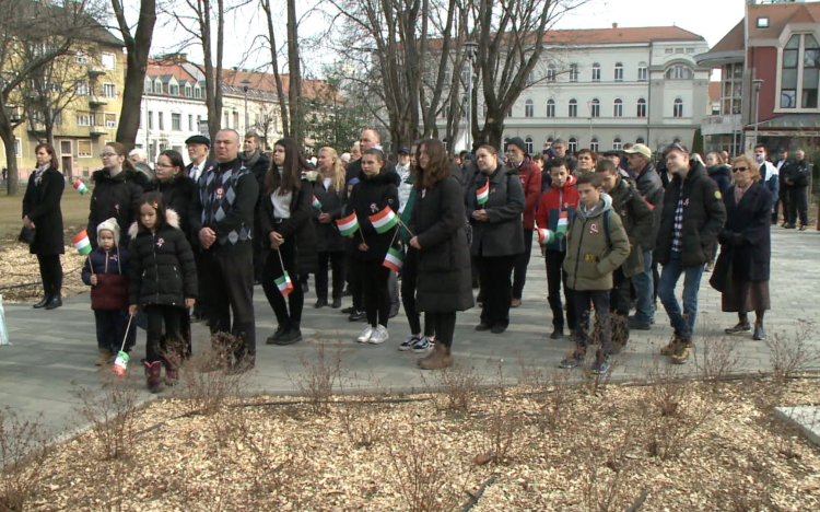 Petőfi szobránál emlékeztek a hősökre