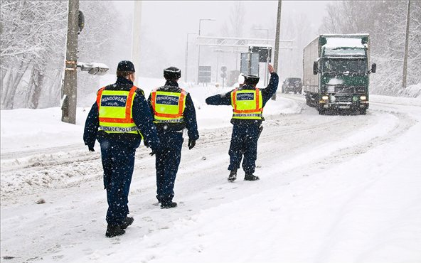 Rendőri kísérettel indult útnak több száz kamion
