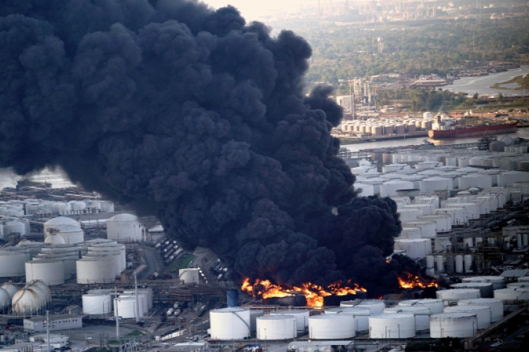 Napok óta lángokban egy Houston közeli kőolajfinomító 