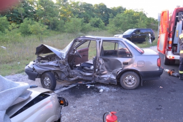 Két autó ütközött reggel a 82-es főúton, Győr és Nyúl között - Fotók