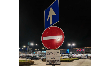 „Behajtani tilos!” táblát tettek ki a Dunacenternél