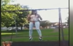 Tűzoltók vették ki a gyerekhintába szorult a tinit!- Videó