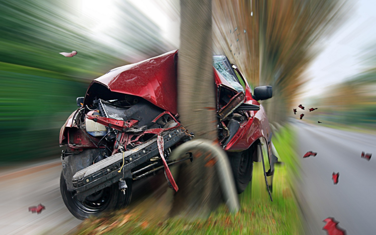 Fának csapódott egy autó Kapuváron 