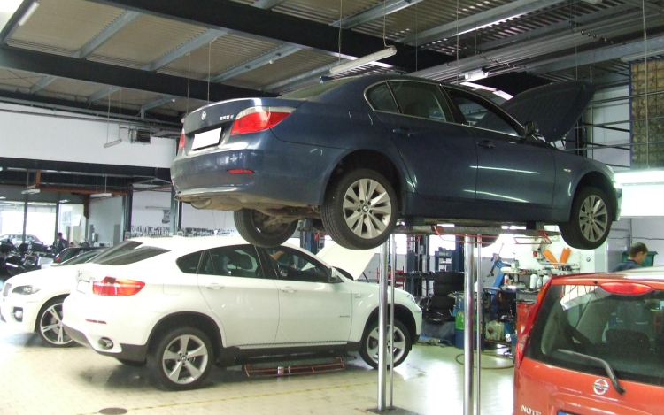 Autószervizelés: márkaszerviz vagy sufniműhely?