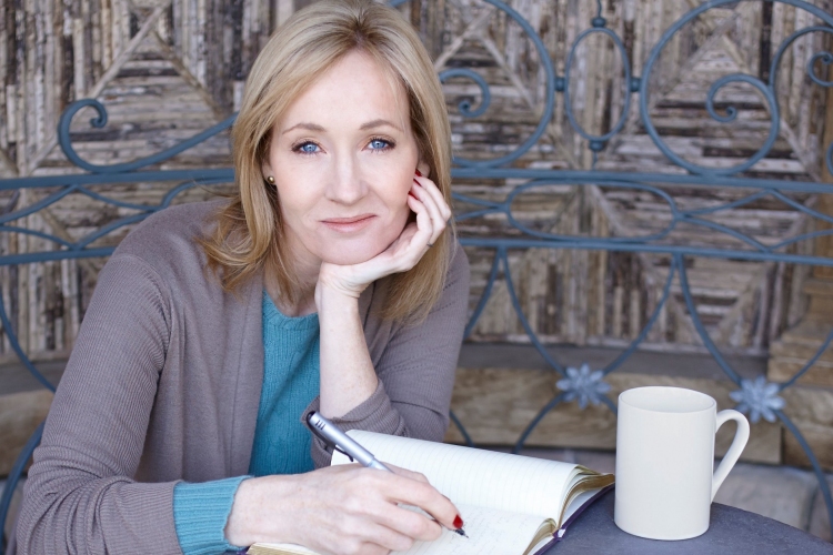 J. K. Rowling írói alteregója nevében nyilatkozott új könyvéről