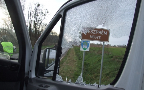 Leszorította az útról, bántalmazta, kirabolta