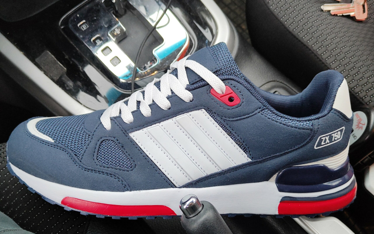 Több, mint kétmillió forint értékű hamis cipőt foglalt le a NAV