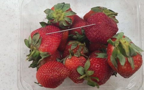 Tűket szúrt az eladásra szánt eperbe, vádat emeltek ellene