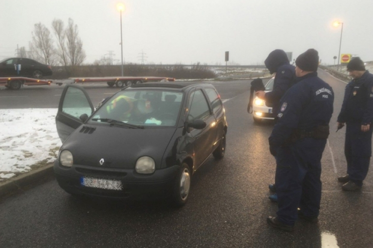 Embercsempészt fogtak Győr közelében