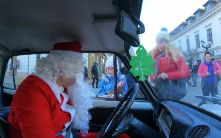 Boldogságfuvarokban mutatta be az idei karácsonyt (VIDEÓ)