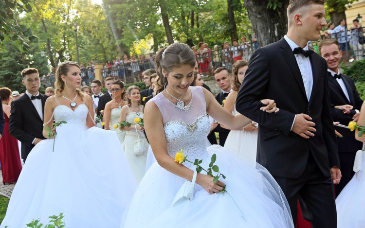 194. Anna-bál Balatonfüreden esőben, elsőbálozók lettek a bál szépei 