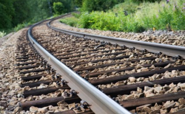 Trabant ütközött vonattal Bakonygyirótnál, a sofőr meghalt