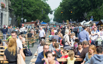 17 ország, street food az autómentes Andrássy úton