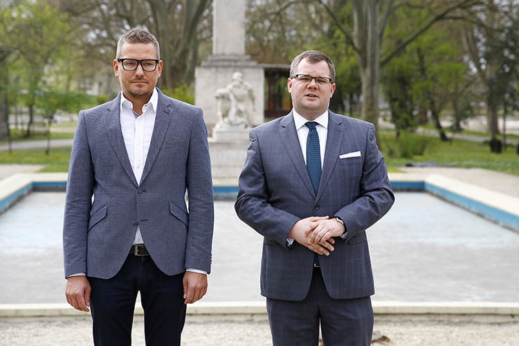 RESTAURÁLJÁK A VÉNUSZ SZOBROT ÉS A HŐSI EMLÉKMŰVET