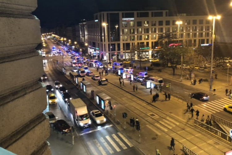 Tömegverekedés a késő esti Blaha Lujza téren 