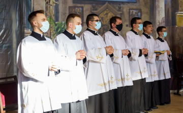 Kötelező a maszk a Győri Egyházmegye templomaiban