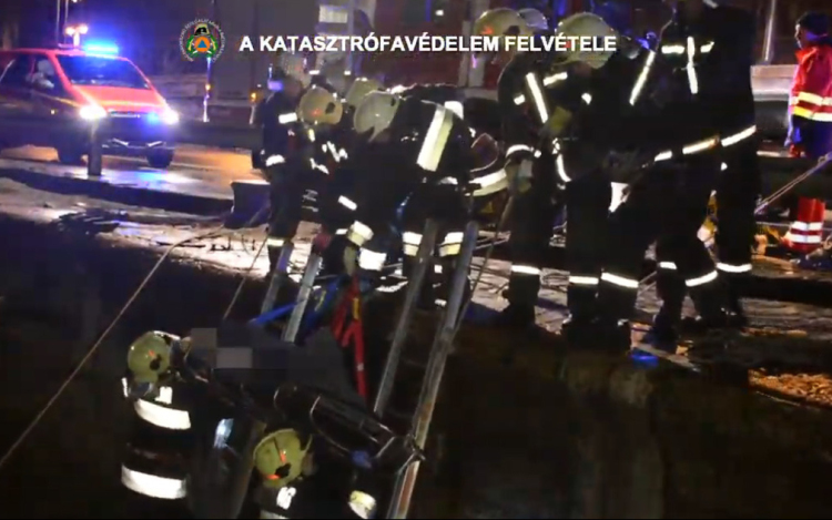 Lezuhant egy fiatal a budai rakpartról