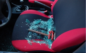 Kalapáccsal törte be egy győri áruháznál parkoló autók ablakait
