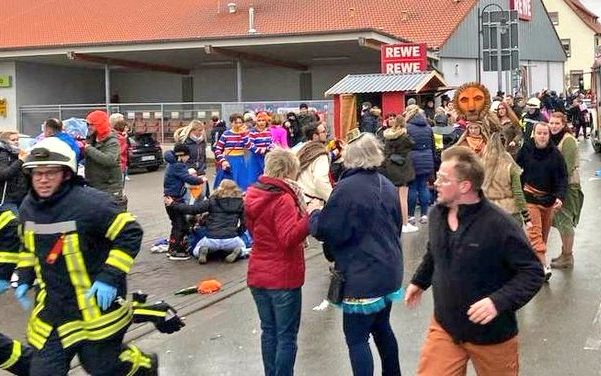 Karneválozó tömegbe hajtott szándékosan egy autós Németoszágban, rengeteg a sérült, gyerekek is