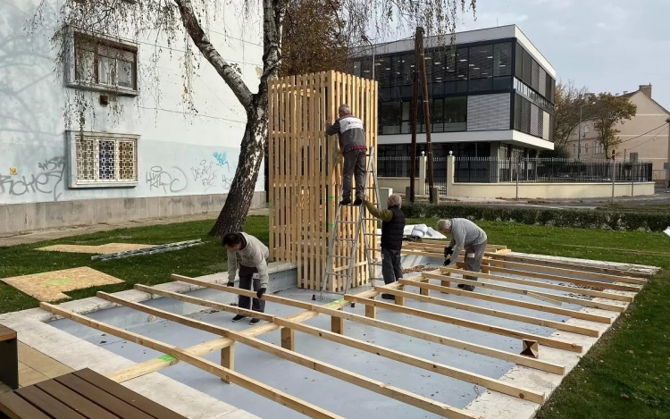 Speciálisan öltöztették be az alkotásokat télre