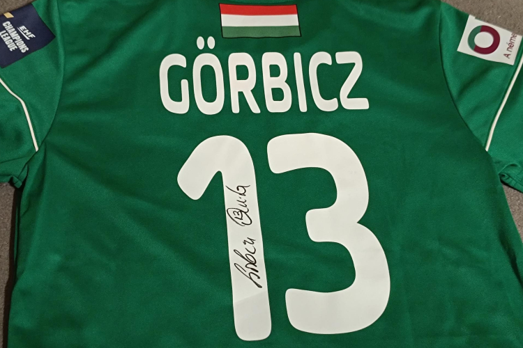 Licit Görbicz Anita dedikált mezére – a menhelyi állatokért!