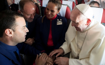 Boldogító igen a levegőben Ferenc pápával
