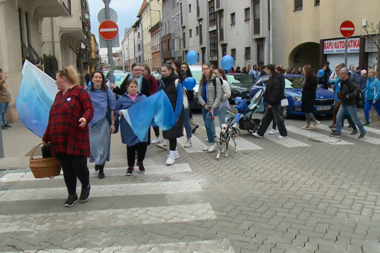 Kékben sétáltak az elfogadásért Győrben