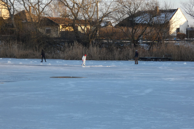 Tilos a tavak jegére menni