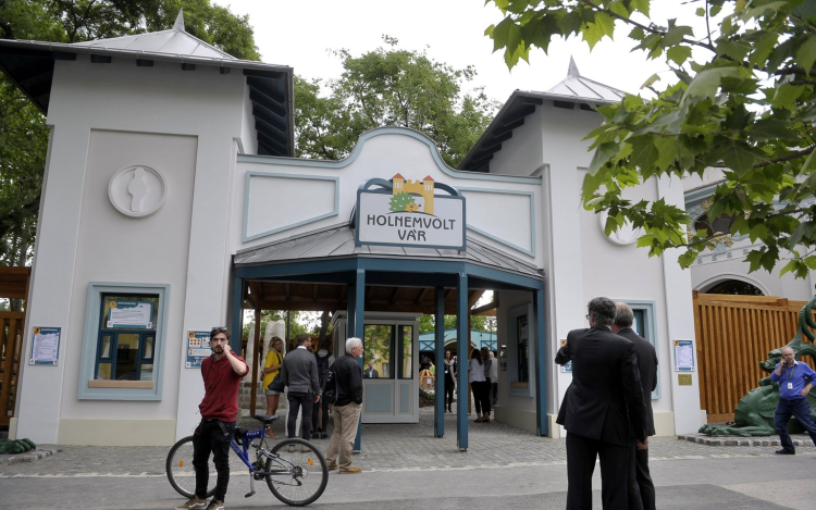 Meseszombat az állatkertben