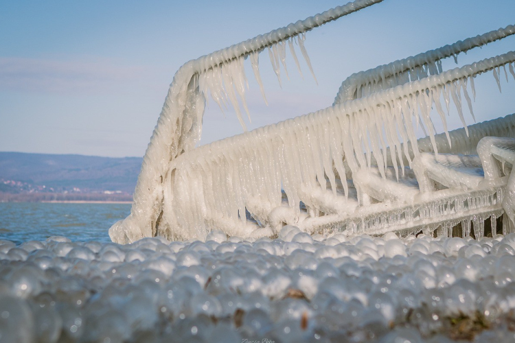 Ne menjünk a Balatonra korcsolyázni a hétvégén, nem elég vastag a jég