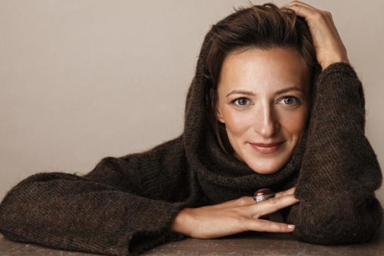 Szalóki Ági október 2-án a Vaskakas Bábszínházban