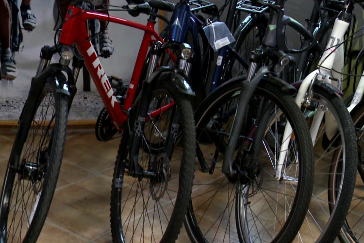 Nyeregben a bringások