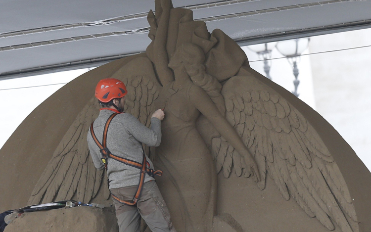 Homokból épül a vatikáni betlehem