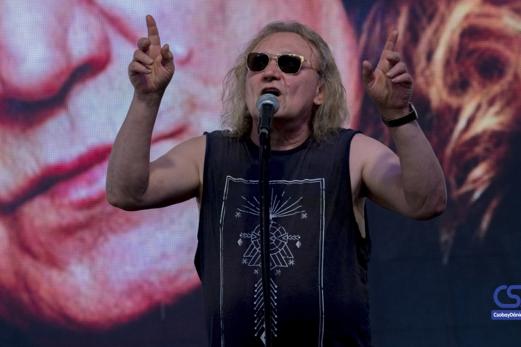 Charlie csomagja is nehéz volt Komáromig