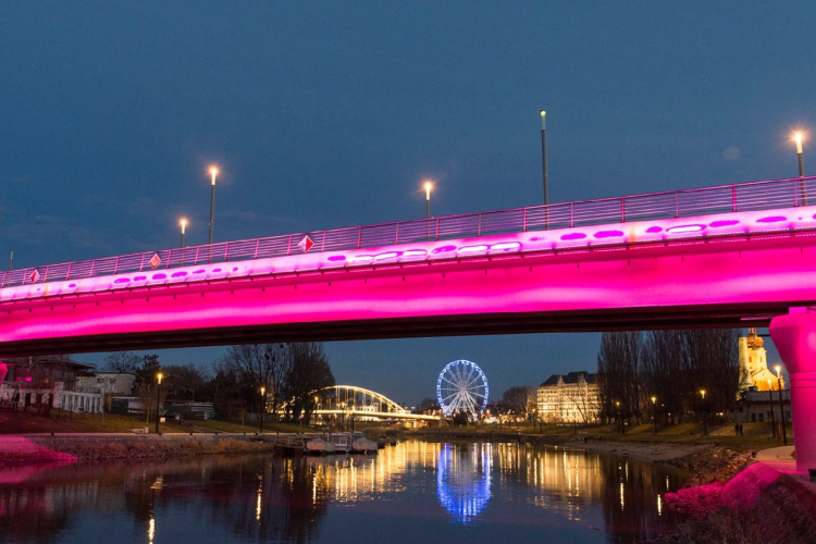 Rózsaszínbe borult a Jedlik-híd