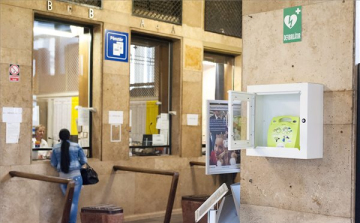 Defibrillátort helyeztek el a győri vasútállomáson