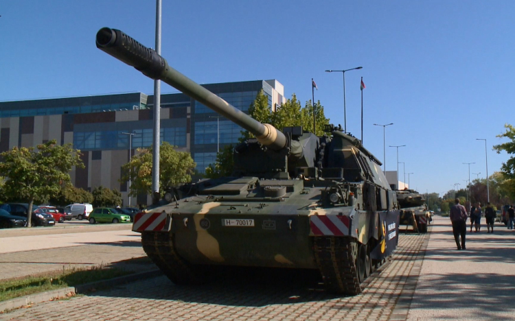 Harceszközök testközelből Győrben