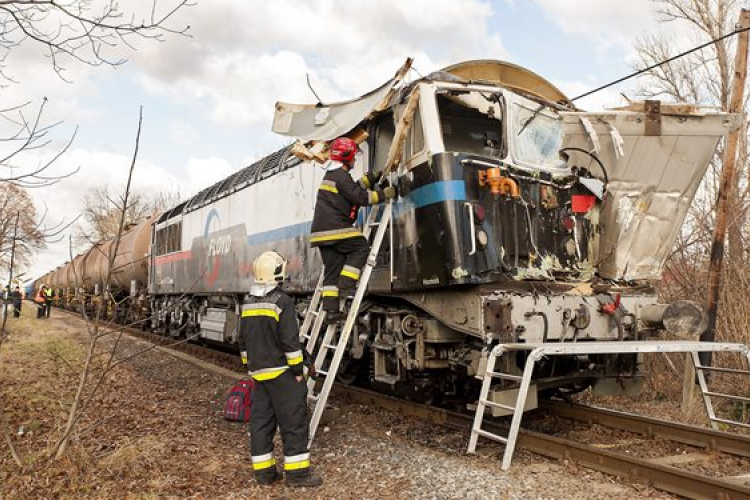 Tehervonat és teherautó ütközött egy vasúti átjáróban Nyúlon