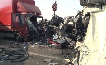 Hatalmas baleset: kamionok ütköztek az M1-esen Tatánál