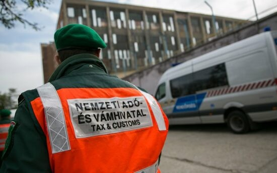 Hamis ruhák a teherautóban – 125 millió forintos fogás az autópályán