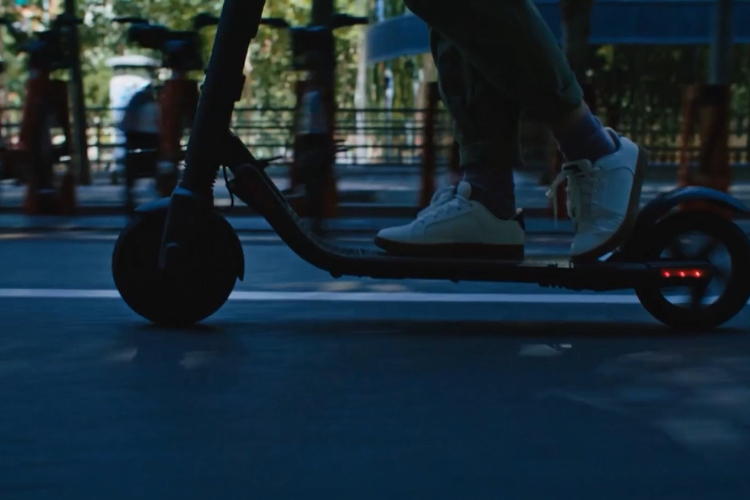 E-roller csak bukósisakban
