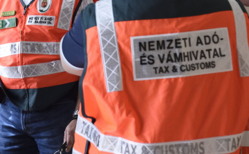 Túlsúllyal és ismeretlen eredetű alkohollal bukott le a román sofőr