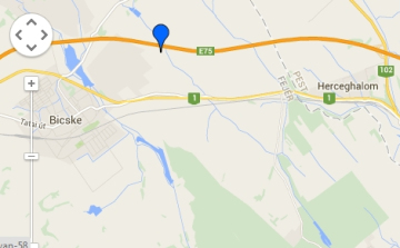 Baleset az M1-esen - Teherautó szakította át a szalagkorlátot