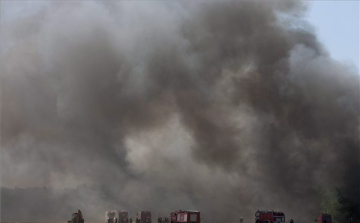 Még mindig dolgoznak a tűzoltók a kiégett bobai gumitelepen
