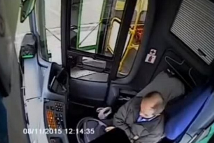Elaludt a buszsofőr – durva videó a karambolról!